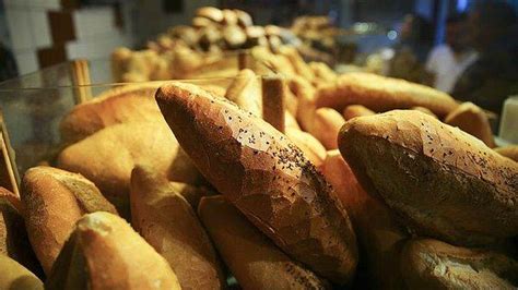 İ­s­t­a­n­b­u­l­­d­a­ ­E­k­m­e­ğ­e­ ­Y­i­n­e­ ­Z­a­m­:­ ­B­a­z­ı­ ­F­ı­r­ı­n­l­a­r­ ­E­k­m­e­ğ­i­ ­3­.­5­ ­L­i­r­a­d­a­n­ ­S­a­t­m­a­y­a­ ­B­a­ş­l­a­d­ı­